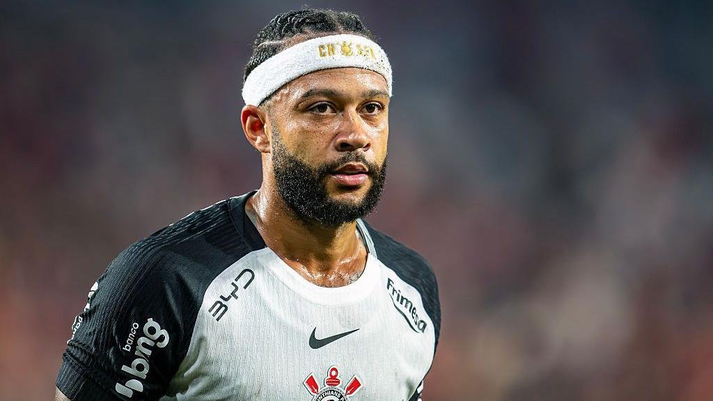 Depay Slams Corinthians Over Contract Dispute